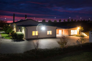 Krematorium Schönebeck bei Nacht